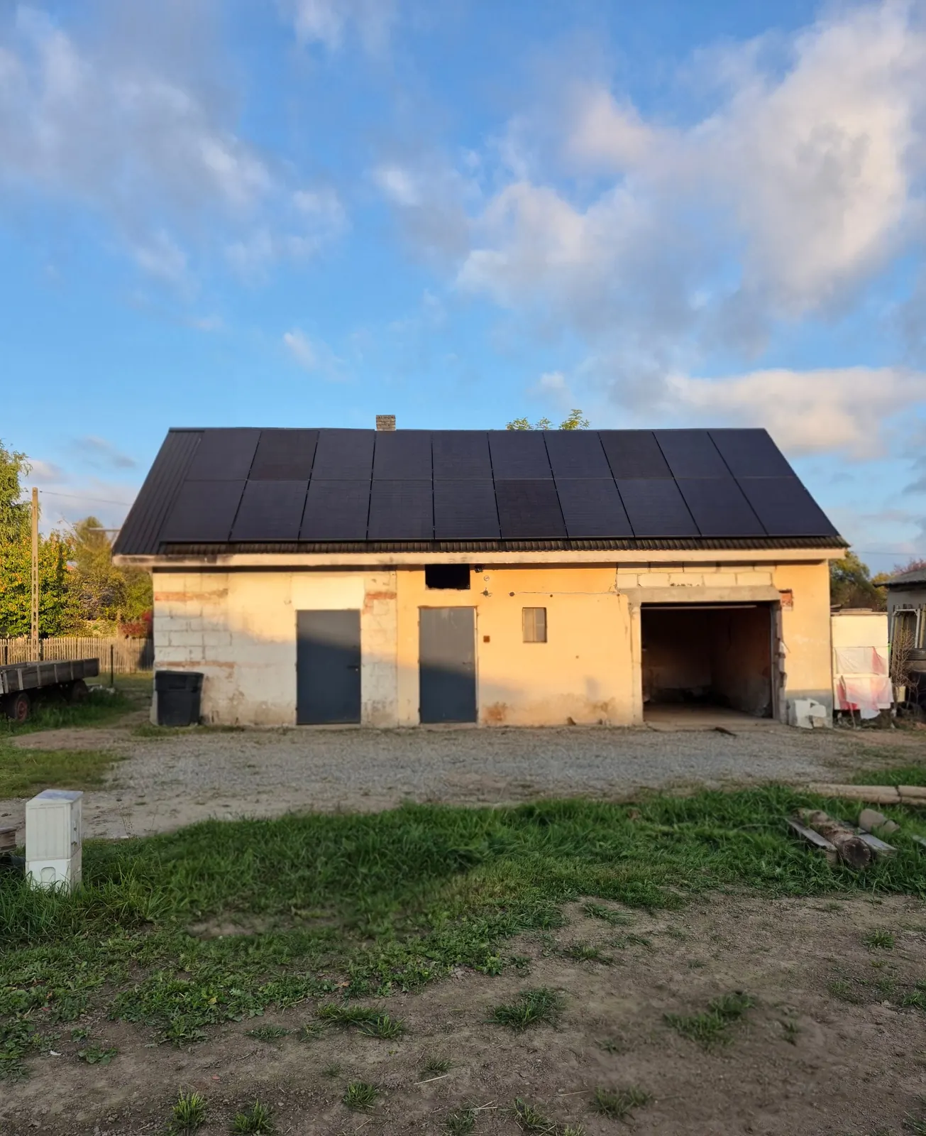 Instalacja fotowoltaiczna 10 kW na dachu budynku gospodarczego