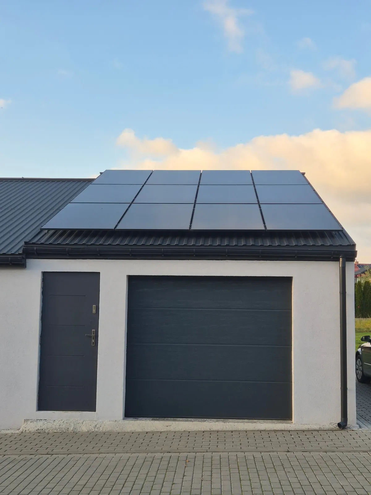 Instalacja fotowoltaiczna 6 kW na dachu garażu