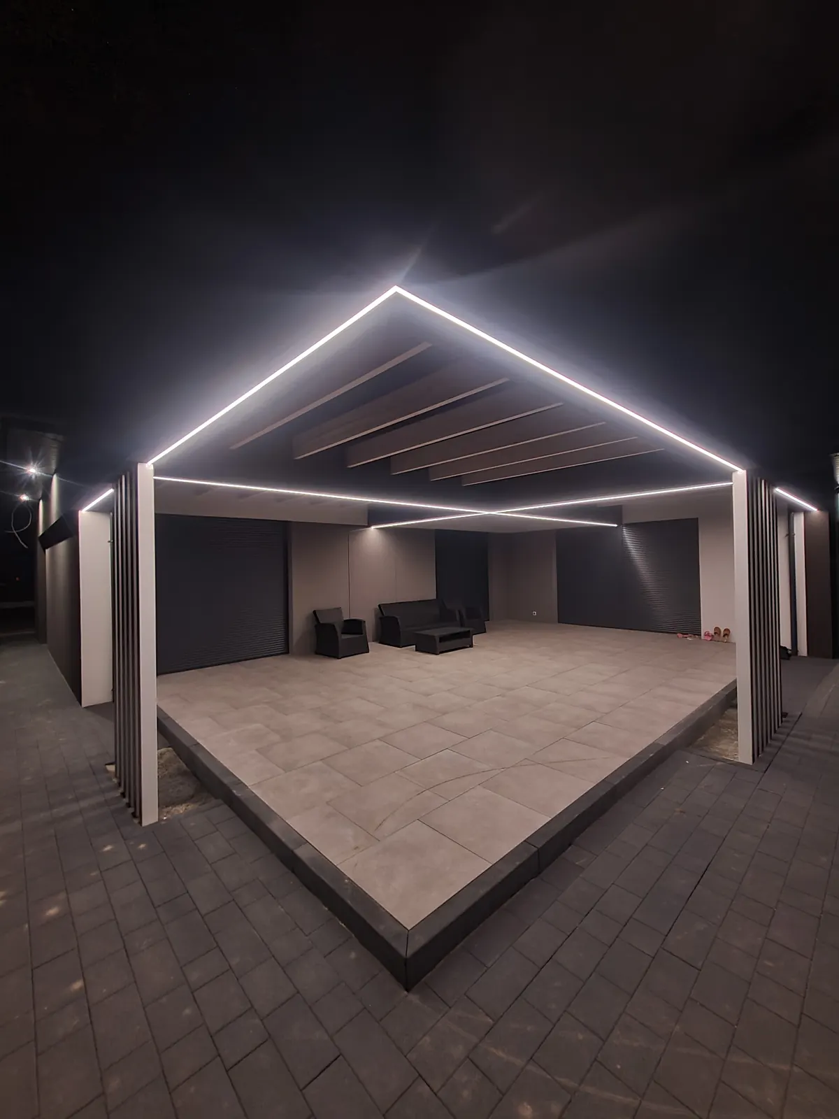 Podświetlona LED pergola w ogrodzie nocą