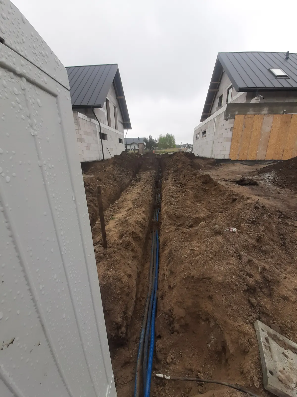 Wykop pod kabel zasilający przy budynku