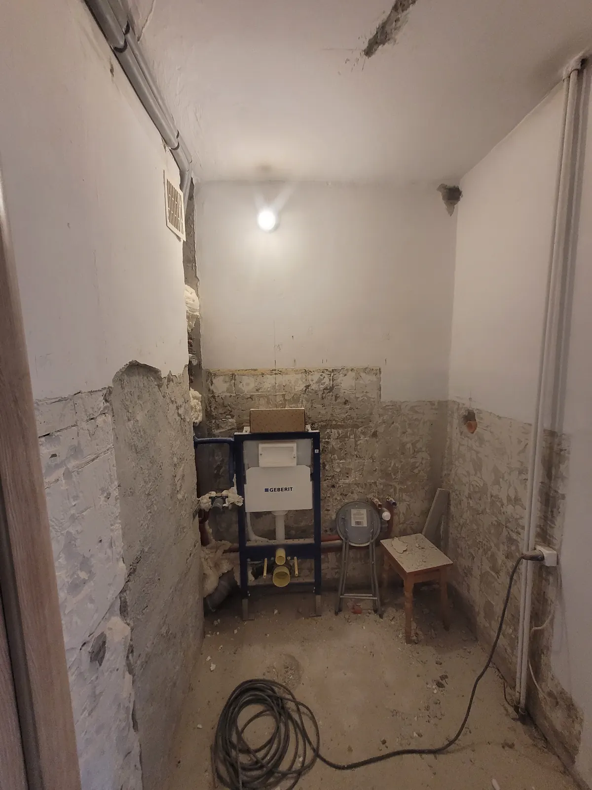 Łazienka w trakcie wymiany instalacji elektrycznej