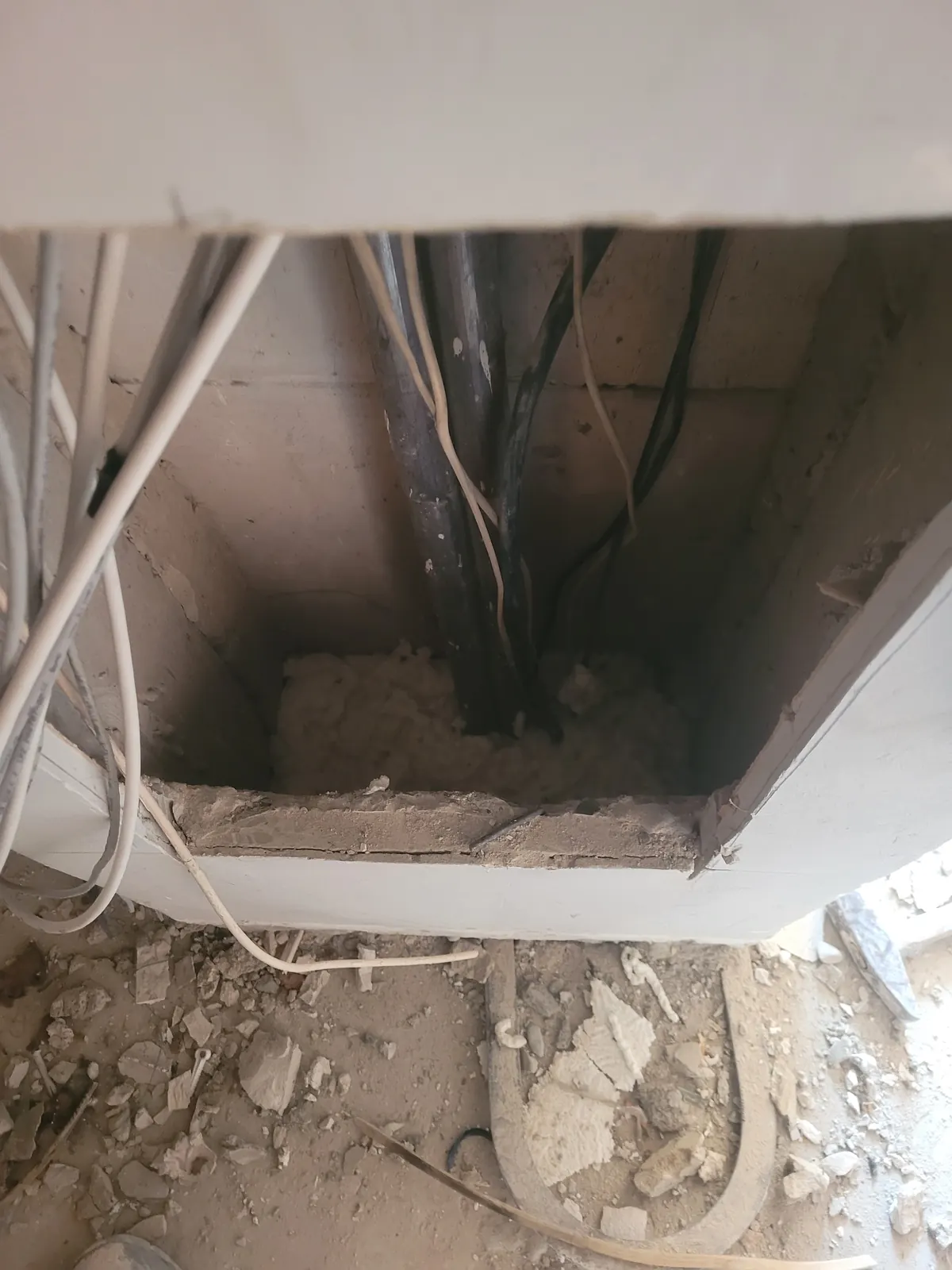 Wiązka przewodów w posadzce podczas modernizacji instalacji