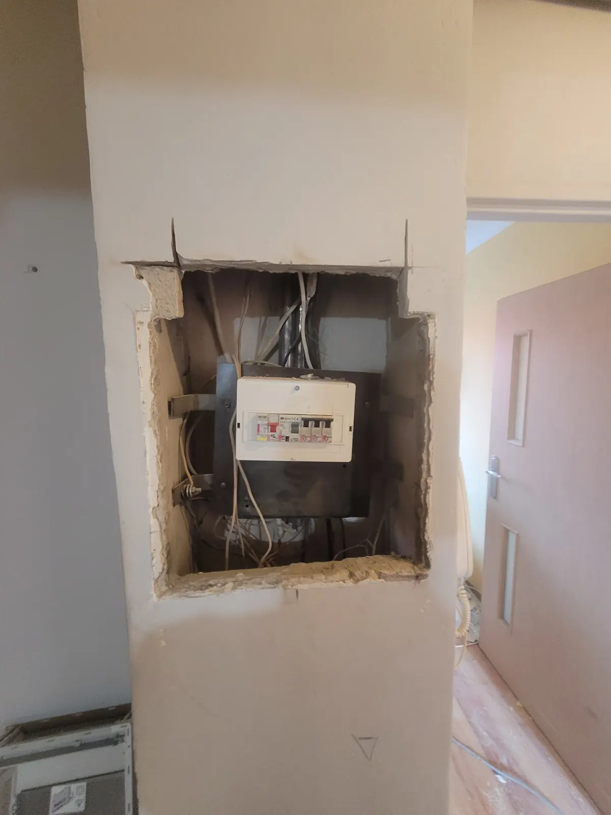 Wnęka z tablicą elektryczną w trakcie modernizacji mieszkania